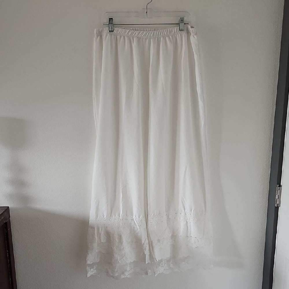 ●●WHITE BLOOMERS NWOT SIZE M-XL●●